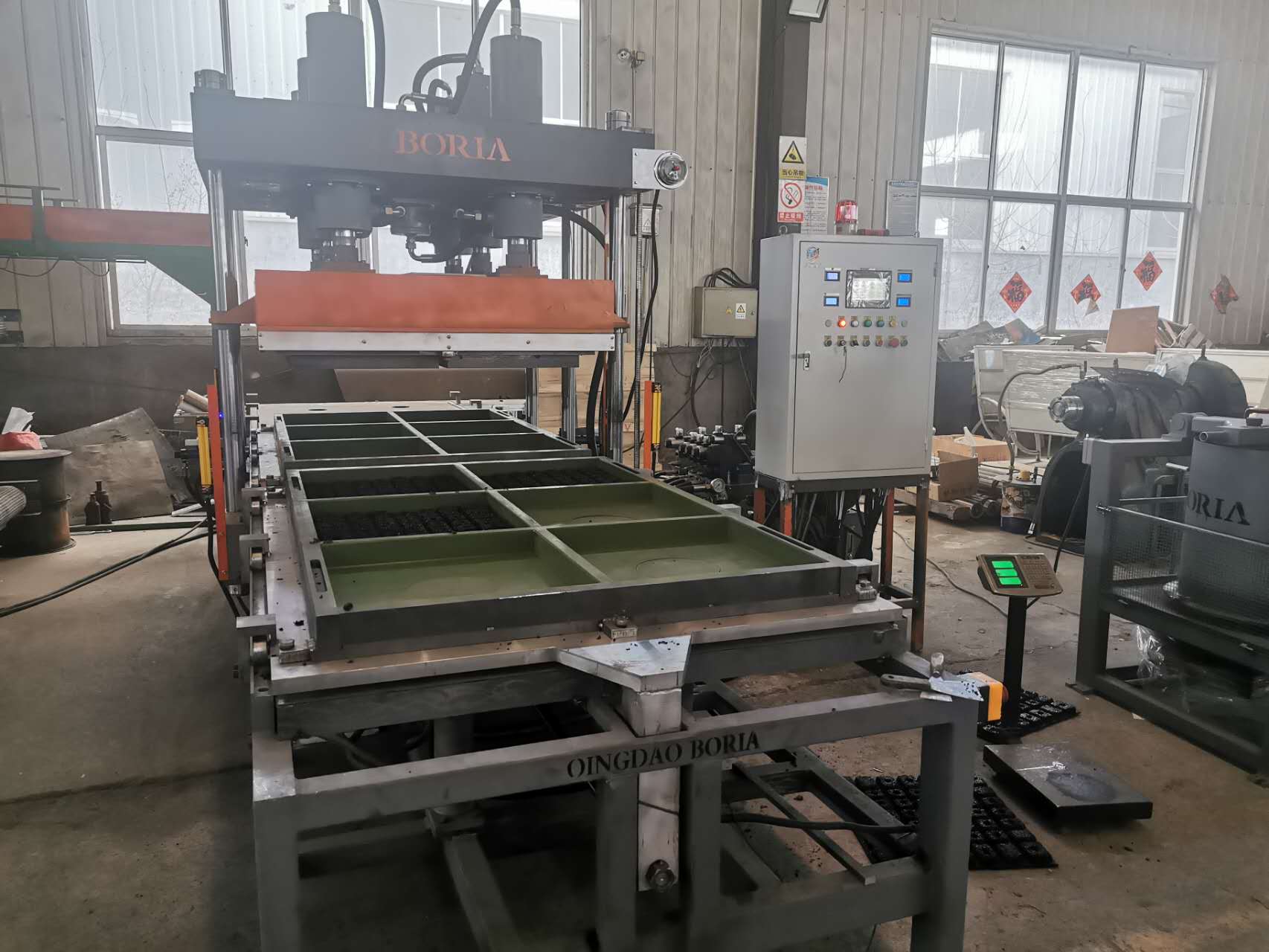 Maskin för tillverkning av golvplattor